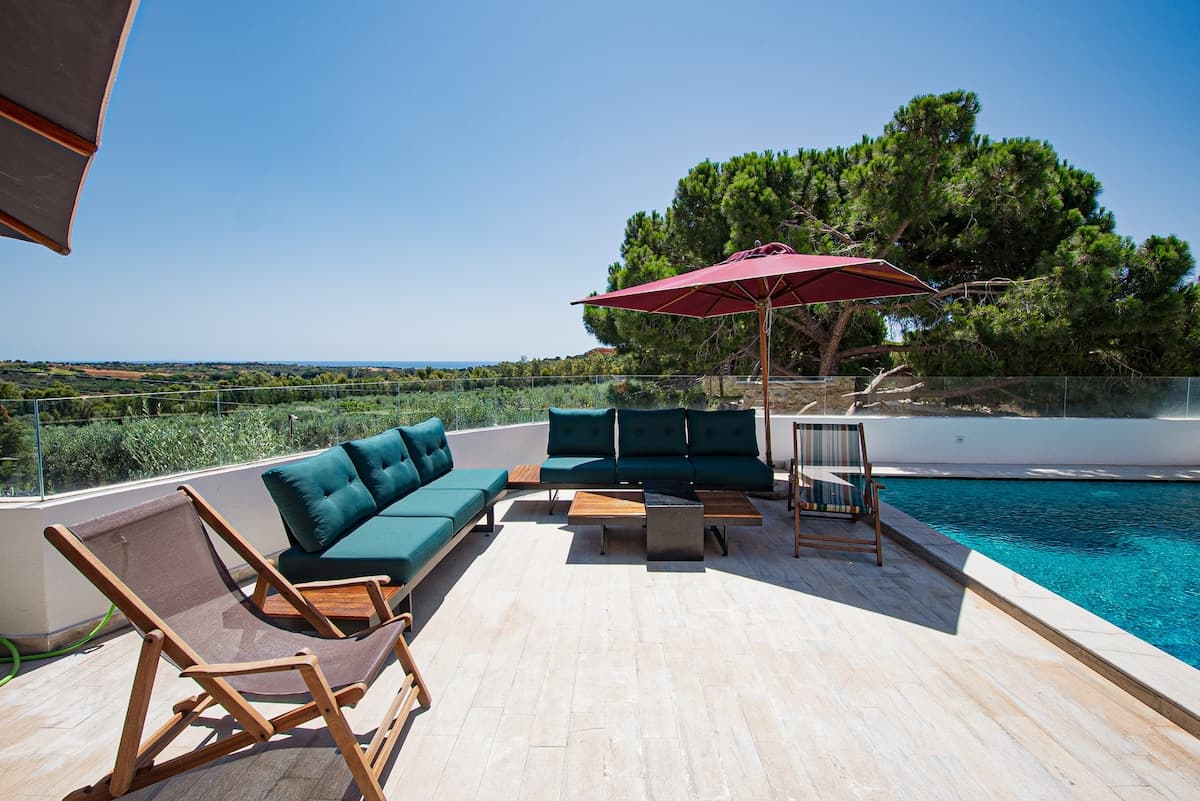 Piscine surélevée & vue forêt — détente garantie