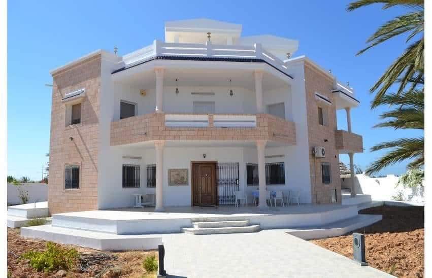 Villa pied dans l’eau avec piscine eau de mer