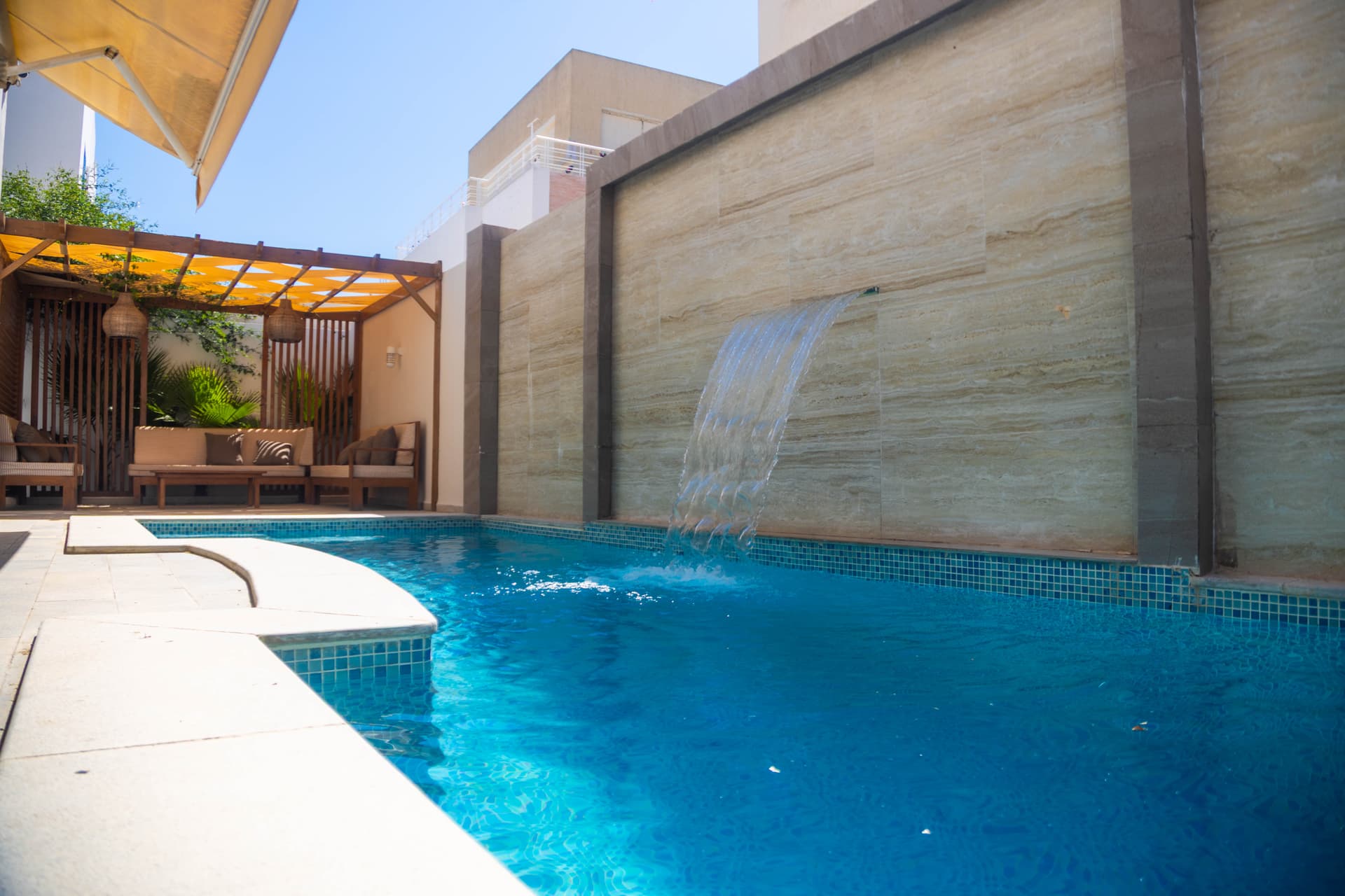 Villa FATMA, Mrezga — Piscine Cascade, Jacuzzi & 4 Suites à 5 min de la Plage